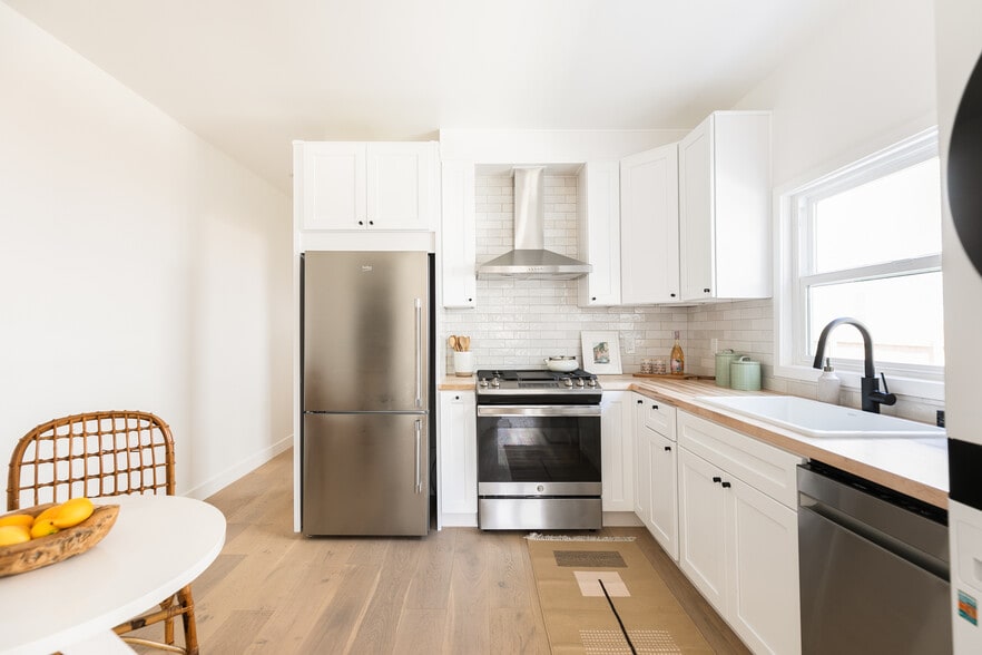 Building Photo - 5847 Ernest Ave