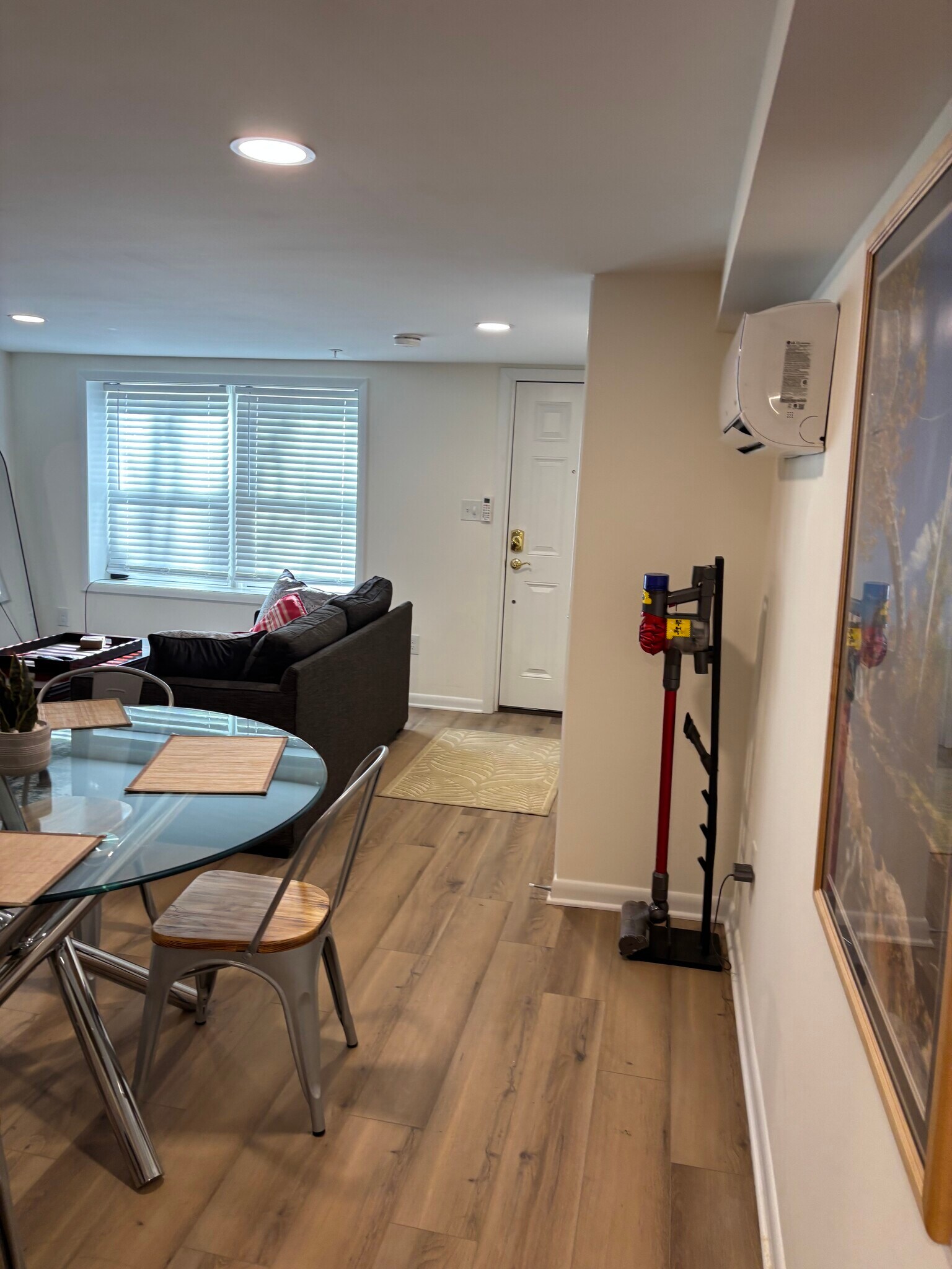 Building Photo - 402 Constitution Ave NE