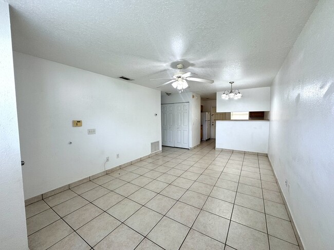Building Photo - 212 E Cypress St