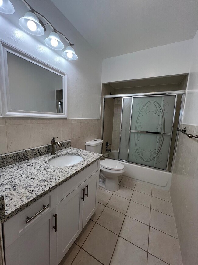 Building Photo - 2550 NE 51st St