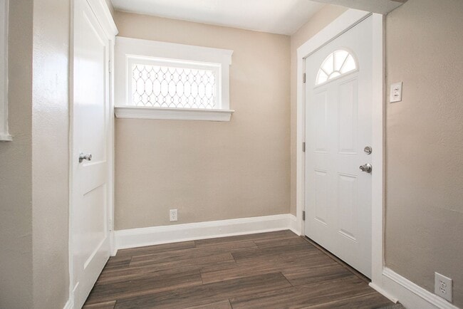 Building Photo - Must See!! Renovated Spacious Single Family House!