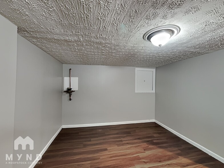 Building Photo - 6200 Maple Canyon Ave