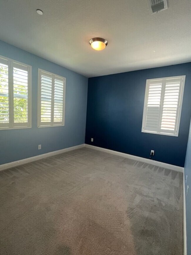 Building Photo - Solar powered open concept home located in the newer Brighton Landing subdivision!