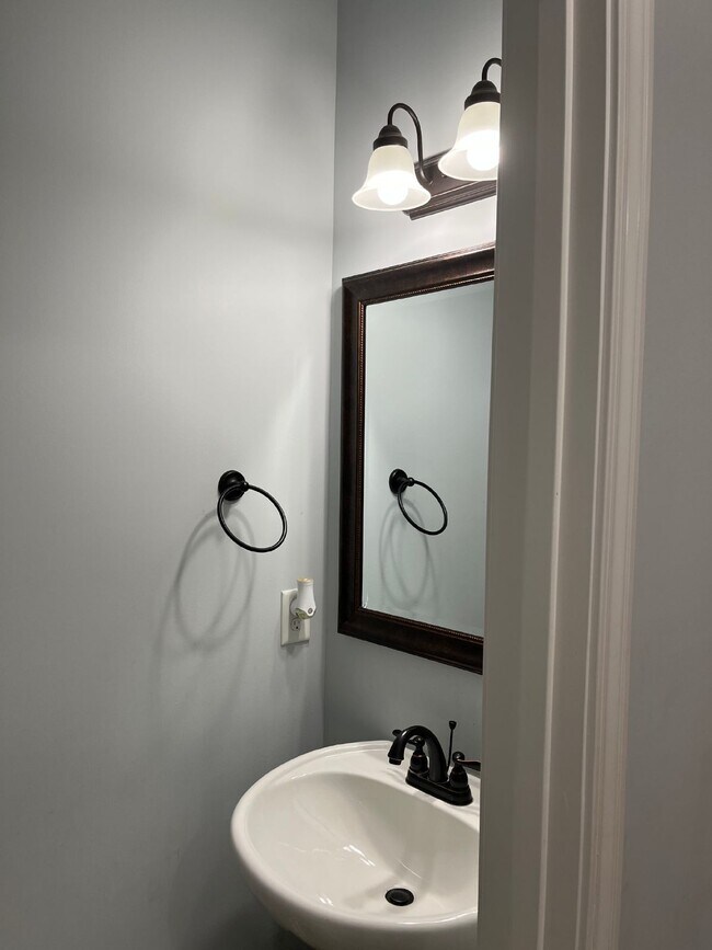 Building Photo - 6050 Sanmar Dr