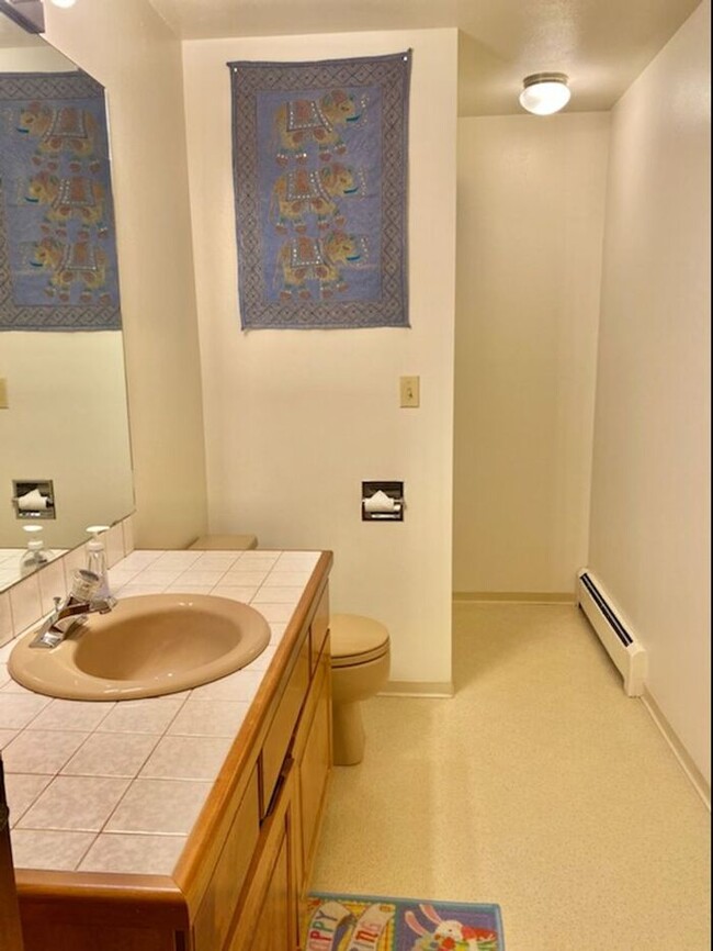 Building Photo - Spacious & Beautiful 1 Bedroom, 1 Bath Bas...