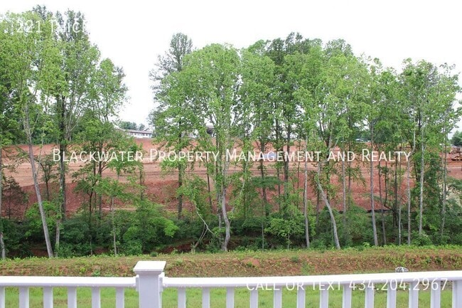 Building Photo - 221 Thicket Dr