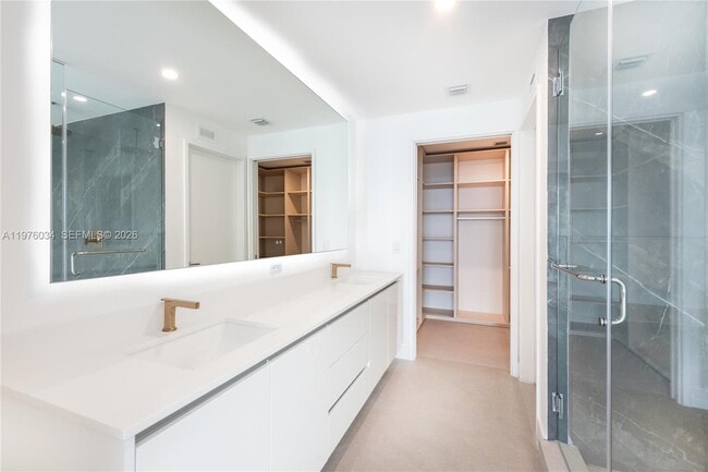 Building Photo - 700 NE 24th St