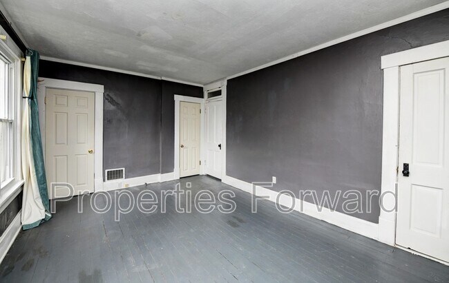 Building Photo - 673 E Sycamore St