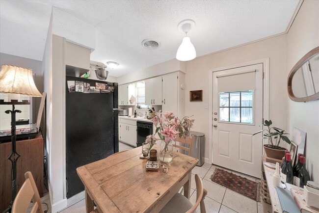 Building Photo - 1104 Kinney Ave