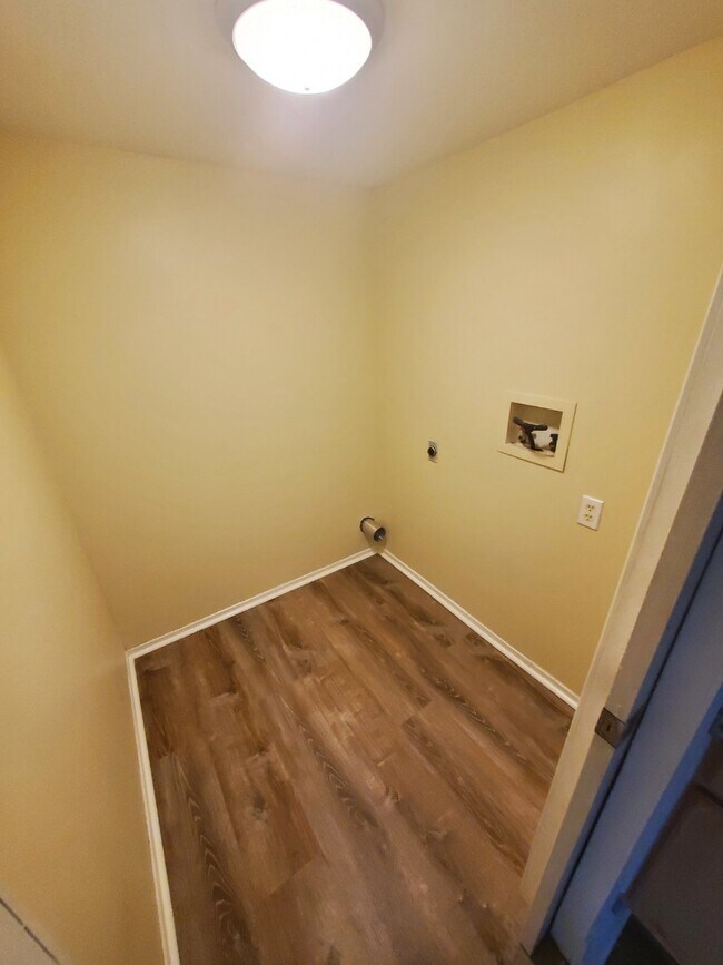 Building Photo - " Move in Ready!! 1-Bedroom Duplex with Ha...