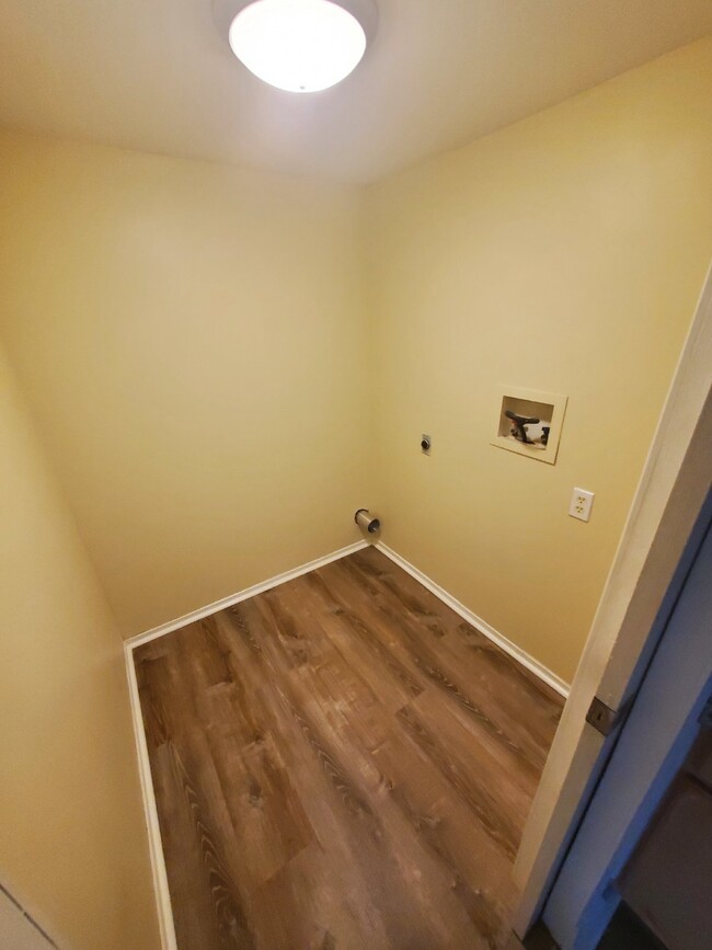 Building Photo - "2-Bedroom Duplex Home in Louisville with ...