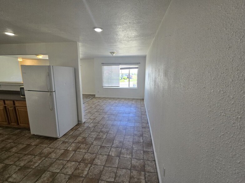 Building Photo - 509 W 200 S