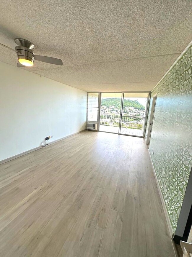 Building Photo - Lower Nuuanu High Floor Condo With Spectac...