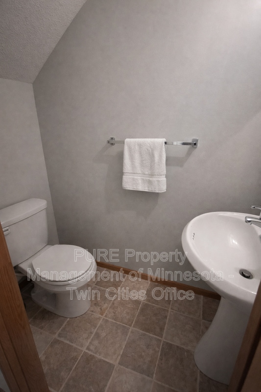 Building Photo - 15584 Empress Ave N