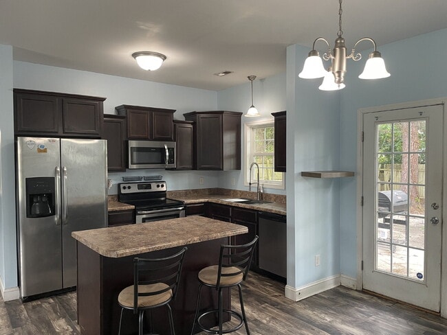 Building Photo - Pet Friendly Three Bedroom Two Full Bathro...