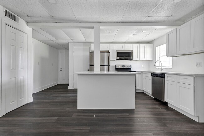 Building Photo - 2027 30th Ave N