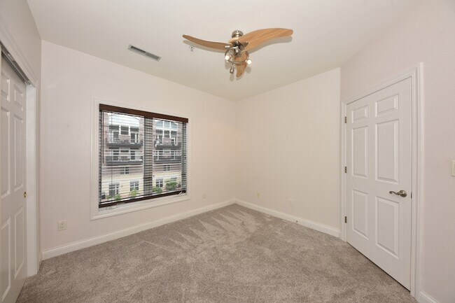 Building Photo - 1515 N Van Buren St