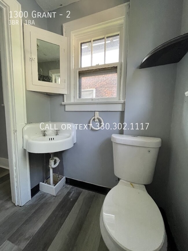 Building Photo - Second level Three bedroom One bathroom ap...