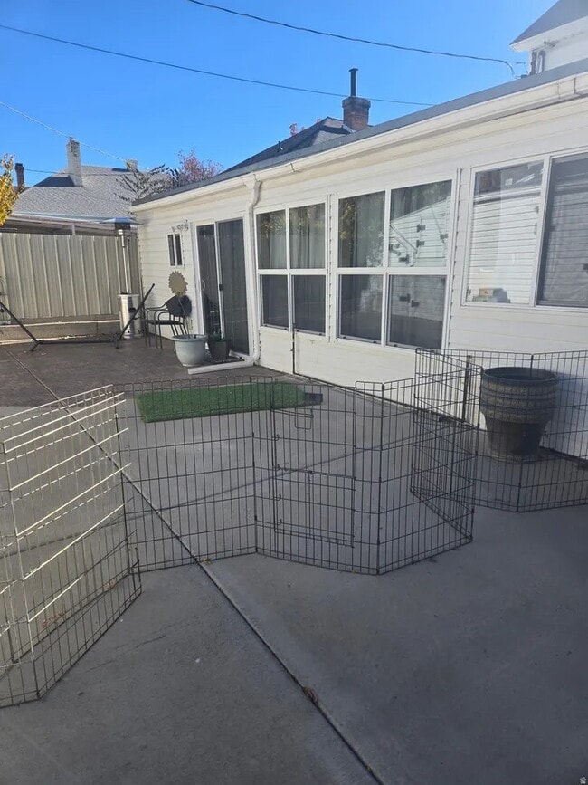 Building Photo - 82 200 N