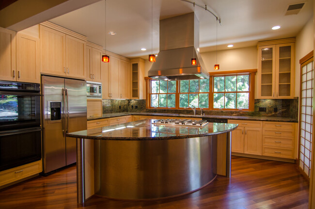 Building Photo - Beautifully Updated Private Guest House wi...