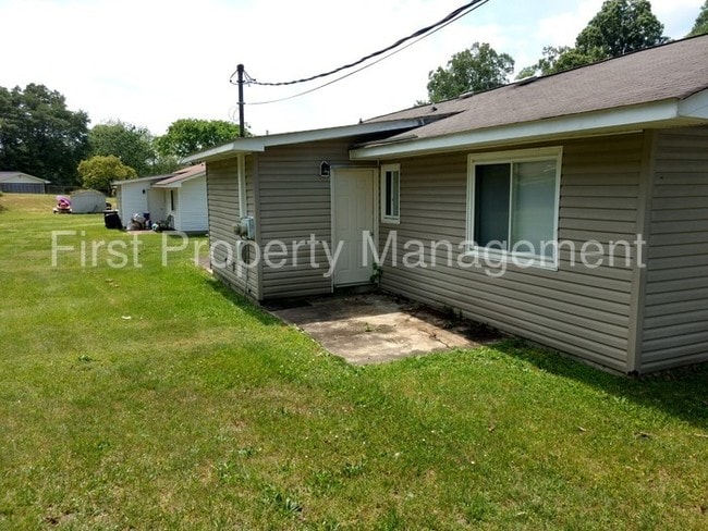 Building Photo - 2 bedroom 1 bath Duplex East Ridge