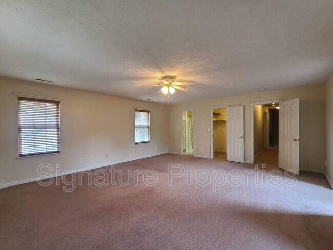 Building Photo - 10 Lockwood Dr