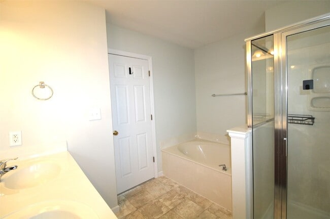 Building Photo - 221 Pecan Bluffs Dr