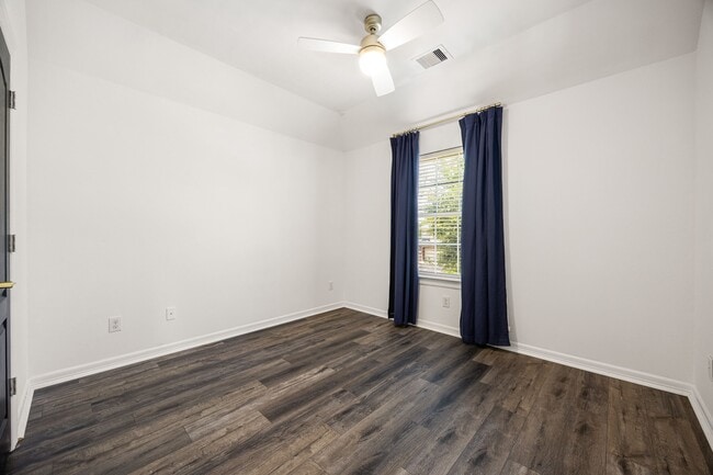 Building Photo - 6010 Gatewood Manor Dr