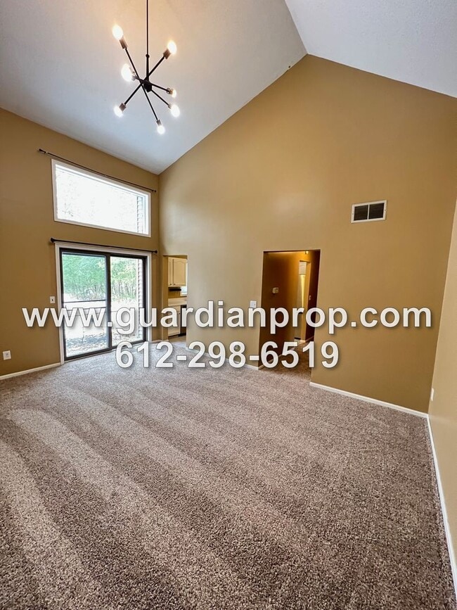 Building Photo - End Unit Maplewood Townhouse Available January 1st, Vaulted Ceilings, Patio, 2 Car Garage