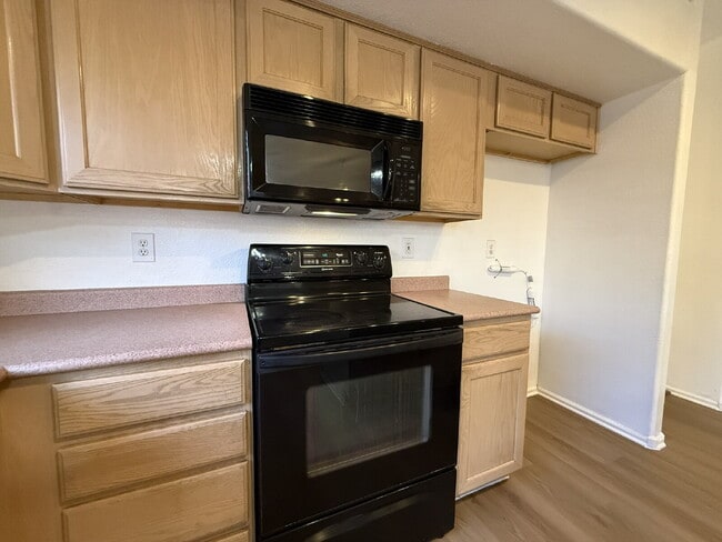 Building Photo - "Charming 3-Bed, 2-Bath in the beautiful Crystal Gardens Lake Community  – Your Perfect Home Awai...