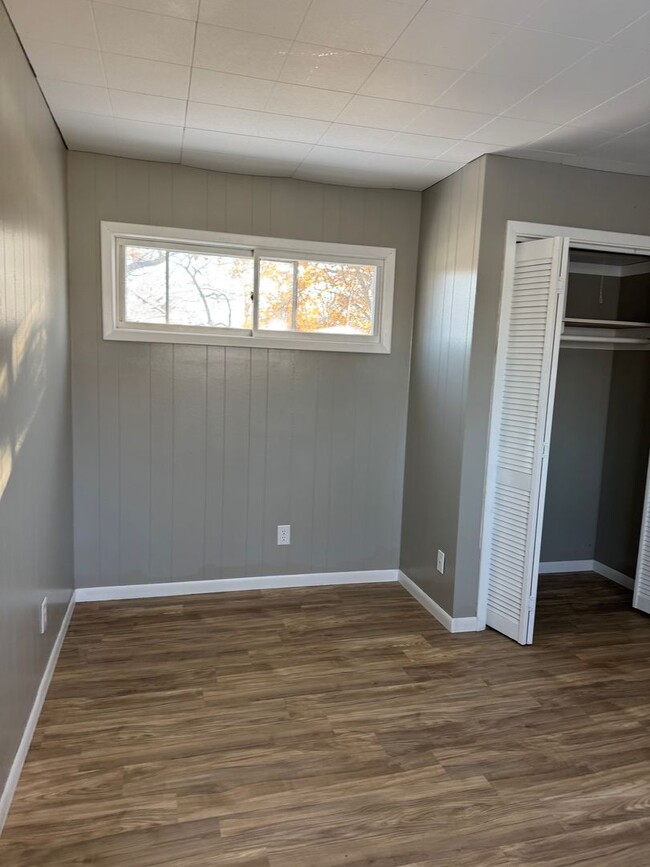 Building Photo - 4br 2bth large sun room and big fenced in backyard