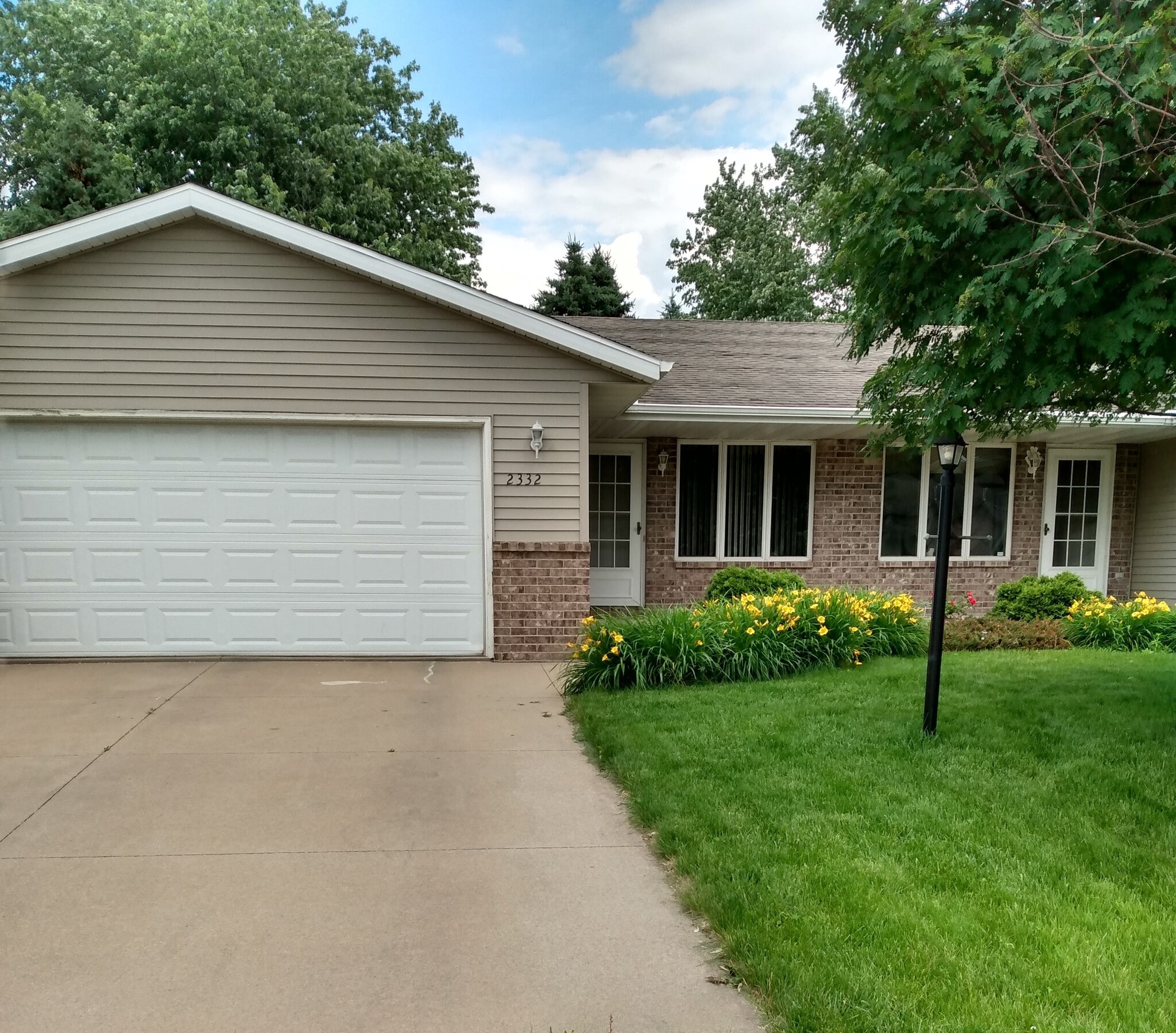 2bdrm, 2car duplex unit - 2332 N Skylark Dr