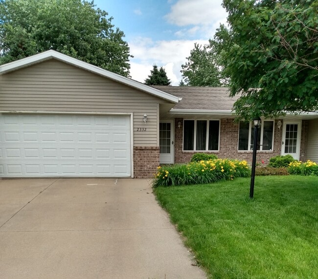 2bdrm, 2car duplex unit - 2332 N Skylark Dr