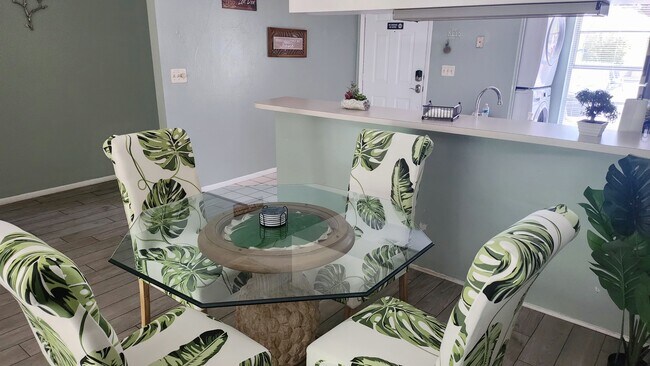 Full Dining Table - 5014 Gainsville Dr