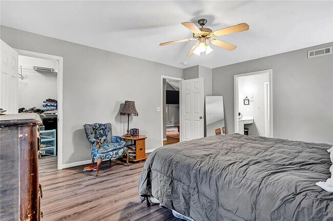 Building Photo - 4 Bedroom 2.5 Bathrooms