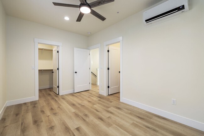 Building Photo - Nearly Brand Bew 3+2 apartment with parking!
