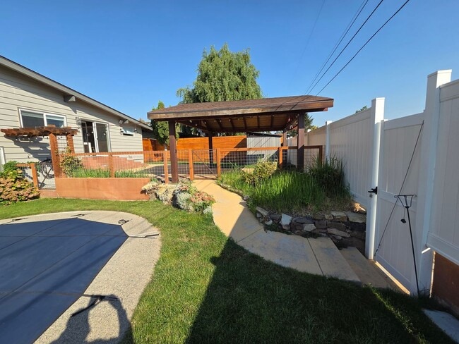 Building Photo - 3Bedroom, 2.5 Bath Mid Century Modern Home...