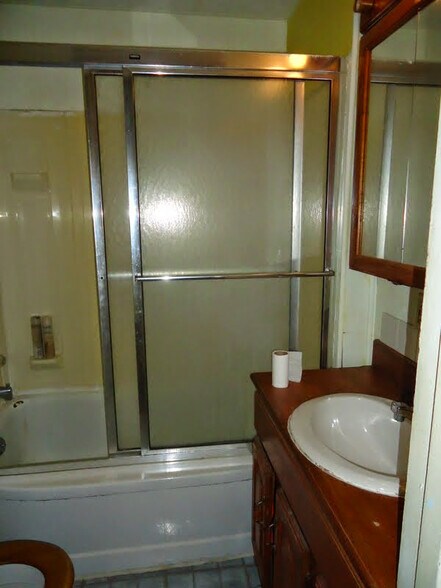 Building Photo - 21 Schubert St