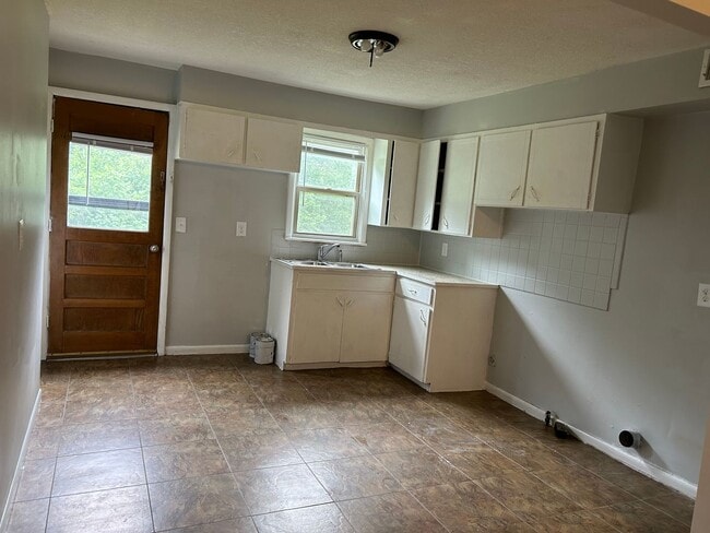Building Photo - Myers408