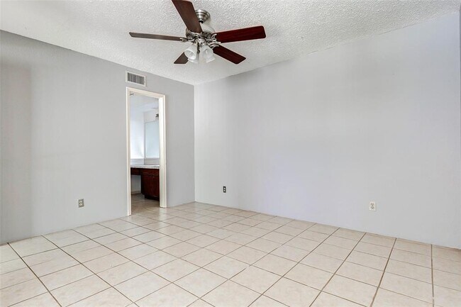 Building Photo - 2750 Holly Hall St