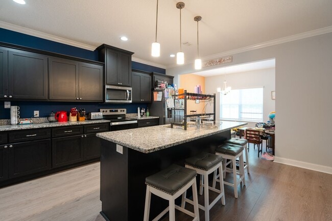 Building Photo - Spacious 4 Bed, 4 Bath Home in HOA Community