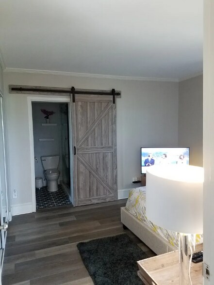 Building Photo - 619 King St