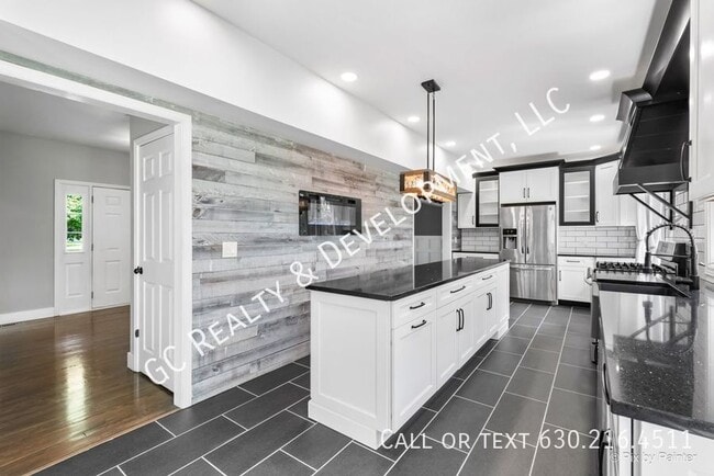 Building Photo - 590 Golfers Ln