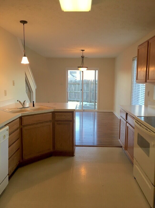 Building Photo - Welcome home to this charming 3-bedroom, 2.5-bath home with a loft in the desirable Village Pines...