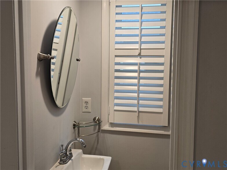 Building Photo - 1308 Maple Ave