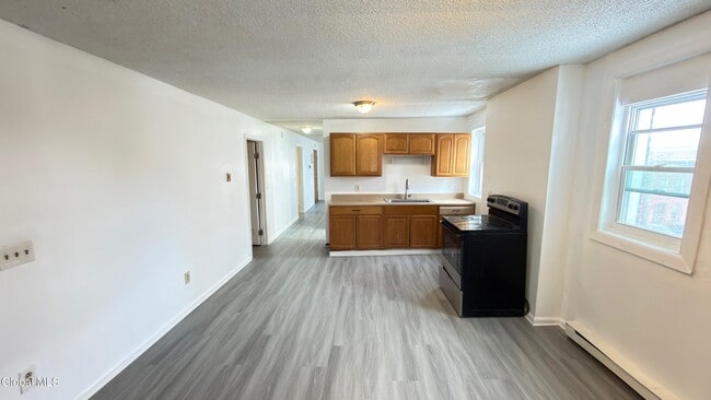 Building Photo - 3134 6th Ave