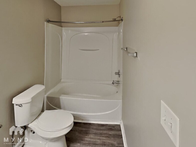 Building Photo - 3316 Fernview Dr