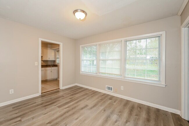 Building Photo - 3135 Robin Rd