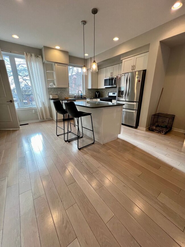 Building Photo - Gorgeous 3-Bedroom Townhome with One-Car G...