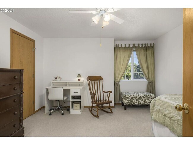 Building Photo - Stunning 4 Bedroom Home in Bethany!